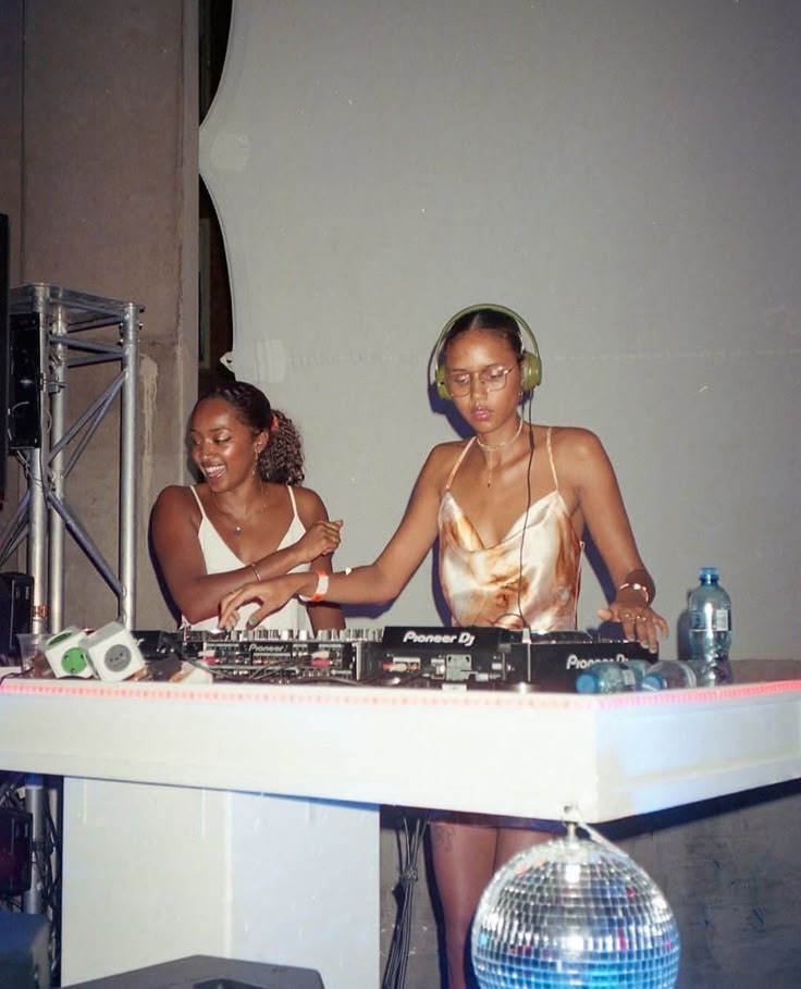 ANGELS PRIVATE PARTY +21